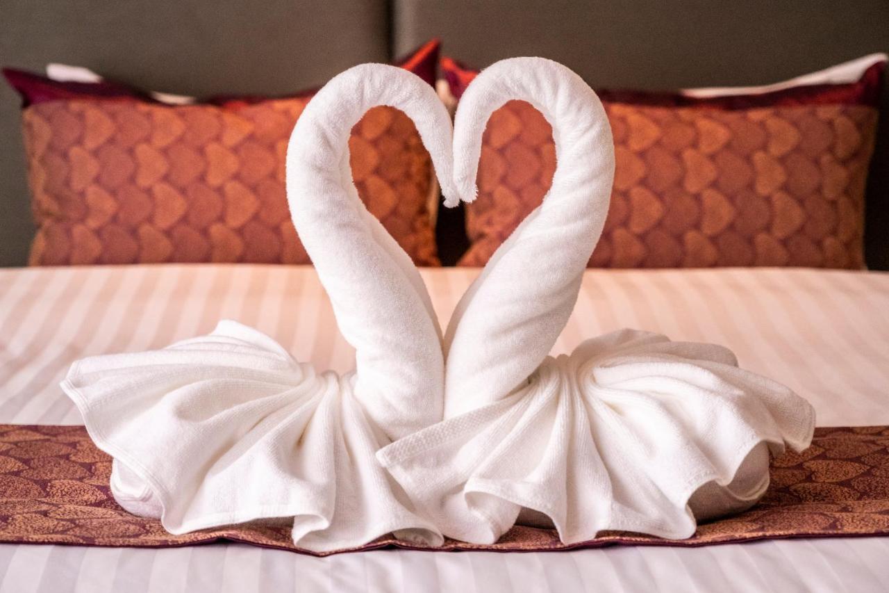 The Airport Courtyard Suvarnabhumi Airport Bangkok Exterior photo Towel swans
