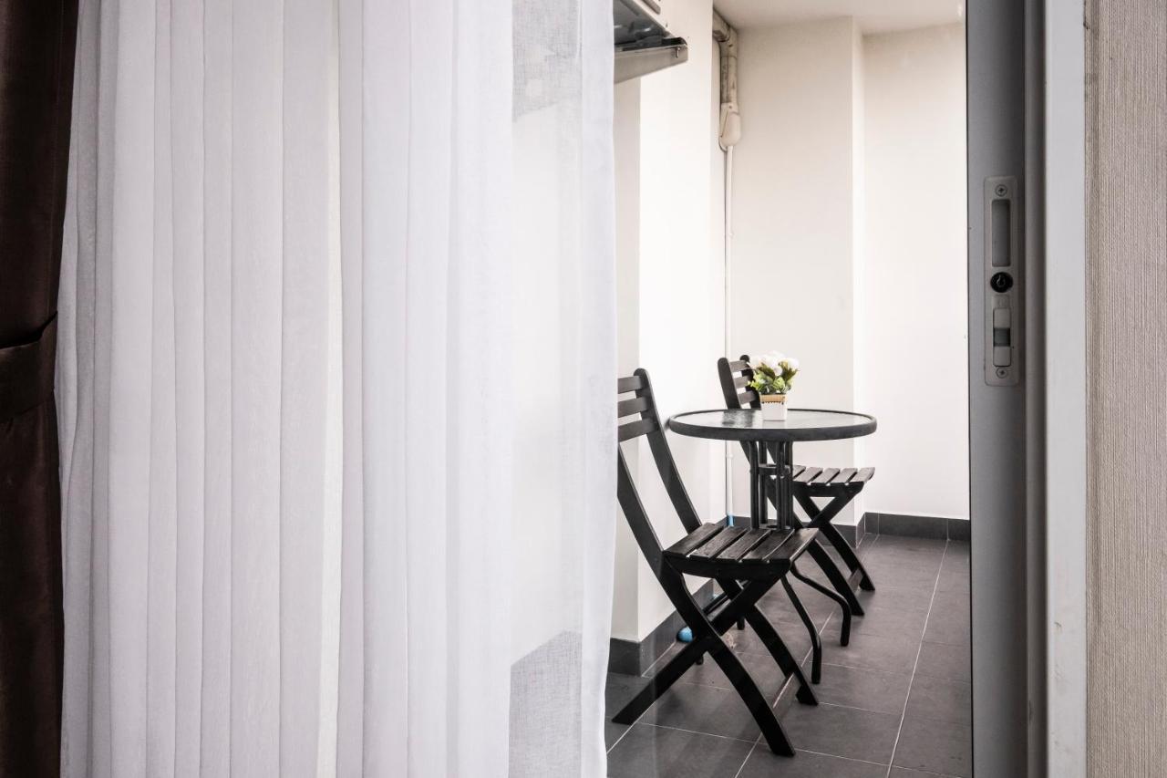 The Airport Courtyard Suvarnabhumi Airport Bangkok Exterior photo A balcony in a hotel room