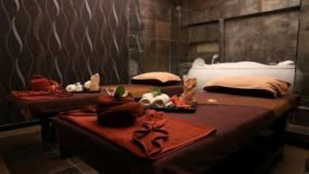 The Airport Courtyard Suvarnabhumi Airport Bangkok Exterior photo A massage table at a spa