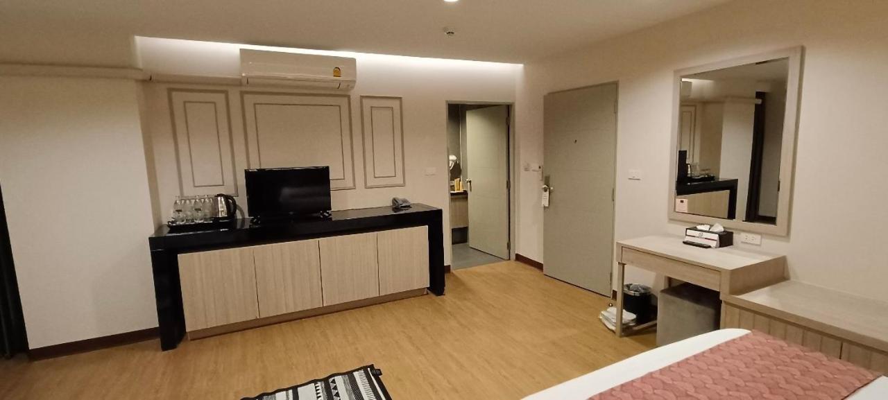 The Airport Courtyard Suvarnabhumi Airport Bangkok Exterior photo A room at the hotel